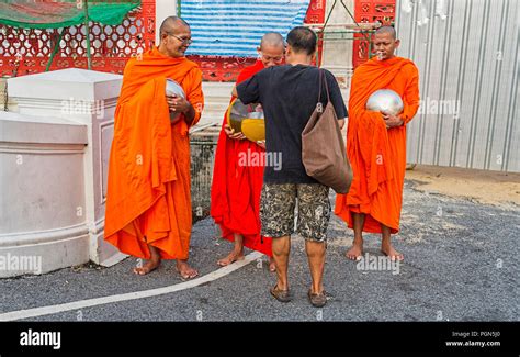  Giving & Receiving: Exploring the Thai Buddhist Concept of Karma through Everyday Interactions - A Journey Through Compassion and Reciprocity